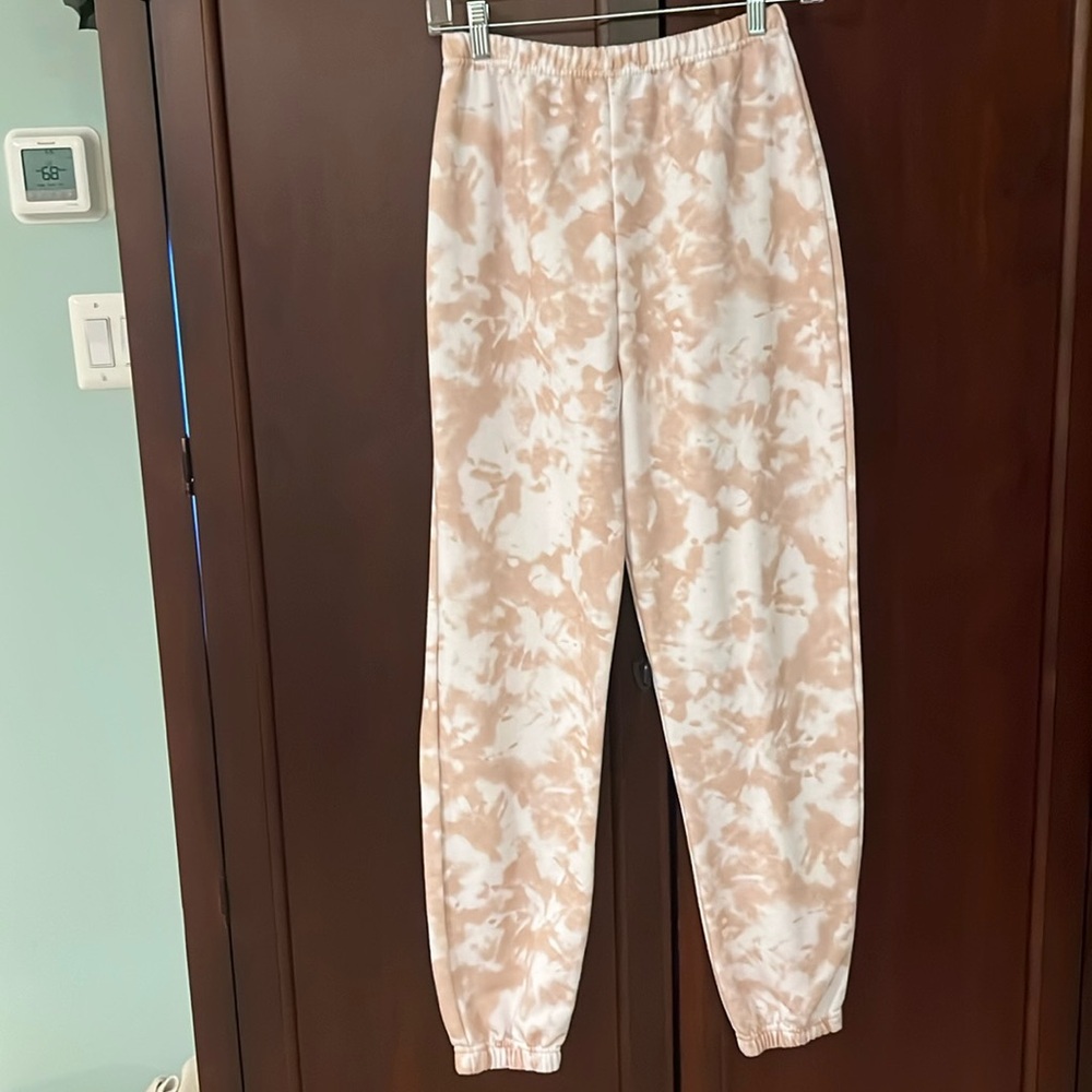 PrettyLittleThing Tie-Dye Joggers in Cream and White